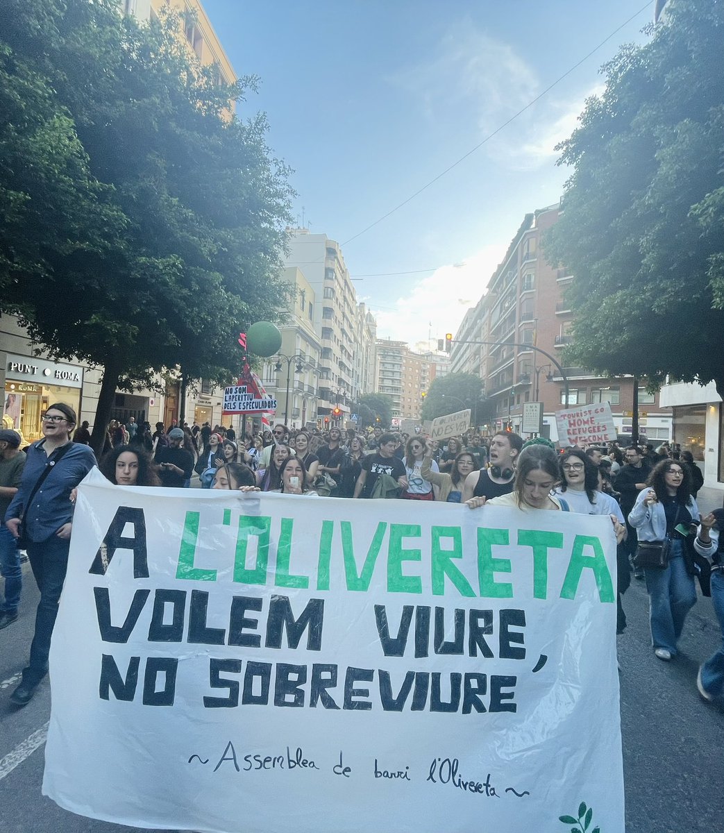 Tourist go home, refugees welcome!

#ValènciaNoEstàEnVenda
#BarrisEnLluita