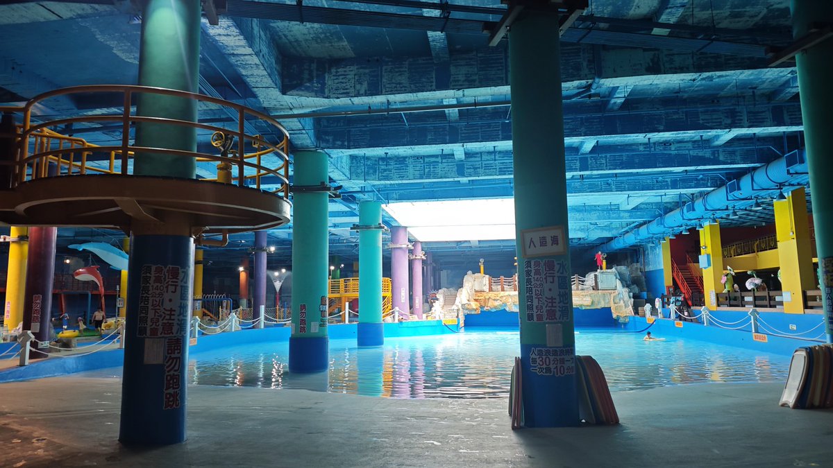 如果在水樂園遇到我，你會
1.在飄飄河把我翻船
2.在我上岸時把我推下水
3.趁我躺在泳圈上用水槍噴我
4.在滑水道終點把我翻船害我慘跌落水
5.到更衣室幫我洗澡😅