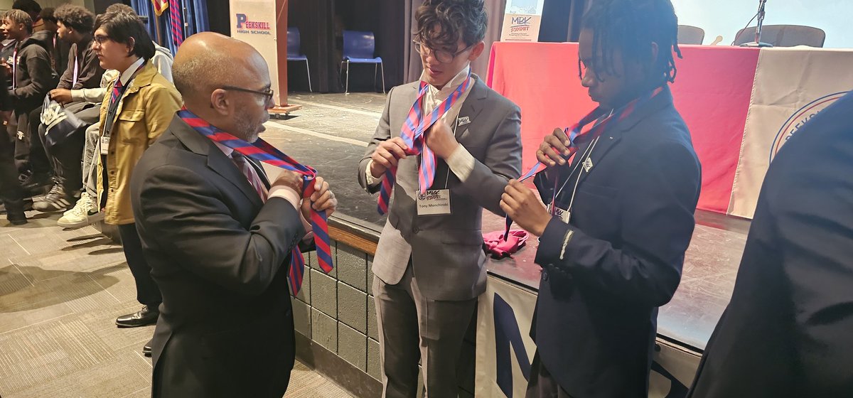 DrMauricio's tweet image. Our @PeekskillCSD MBK Summit was a huge success.  Our Peekskill, Ossining and Greenburg scholars left with wisdom, action steps and fellowship! Chancellor Dr. Young gave an inspirational speech as did our panelists.  @NYSEDNews @PeekskillMBK @OssiningSchools