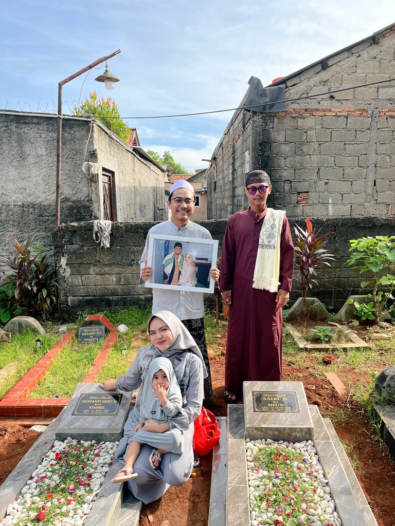 rethles's tweet image. Umi aba sekarang lebaran nya udah di surga 🥀🥹