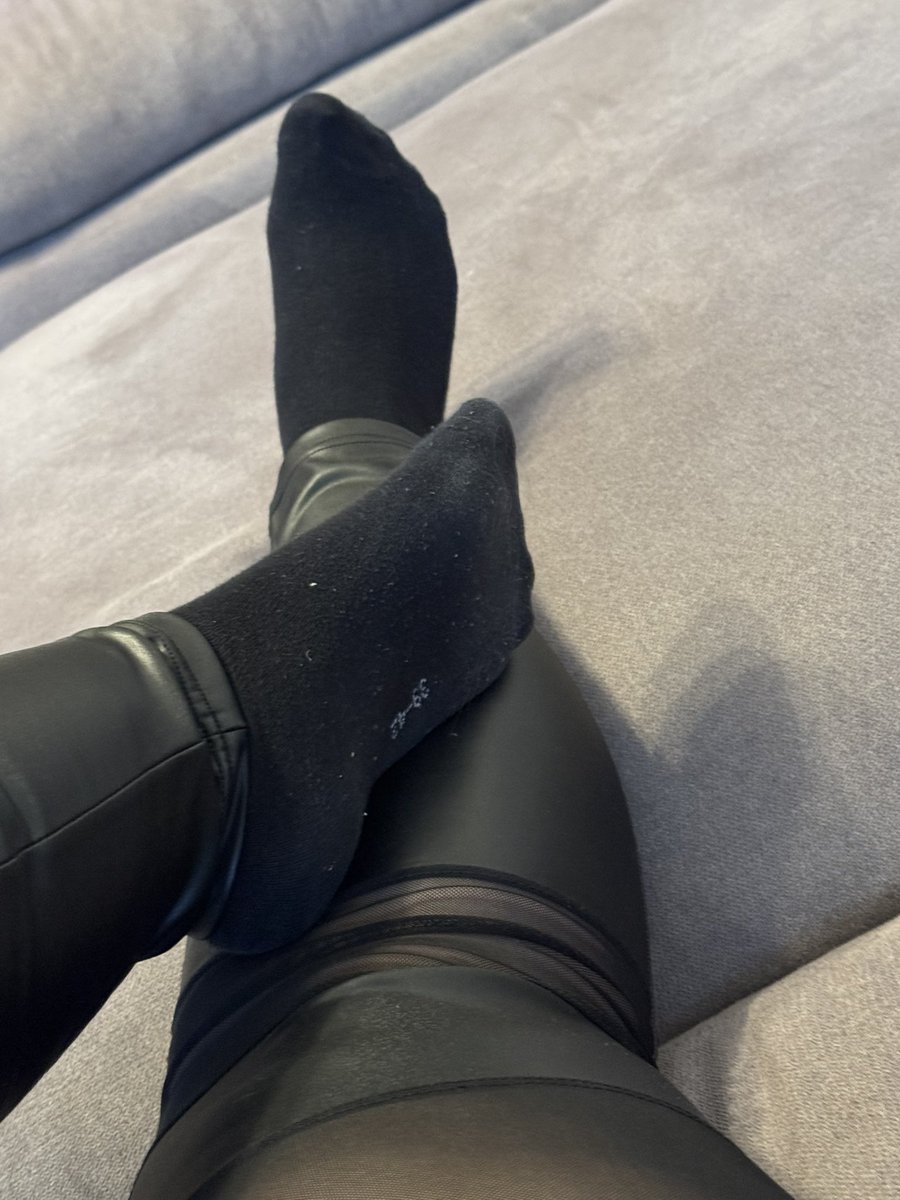 Heut wird mal keiner zu Füßen liegen… den die Socken werden heiß getanzt denn der Geburtstag wird wunderbar 😜 Geschenke natürlich gern gesehen ❤️…Nur schade das noch niemand sie möchte bisher 🧦 #sockenliebe #heißesocken #sockenverkauf ❤️ #sklavenantreten  #zahlsau #findom