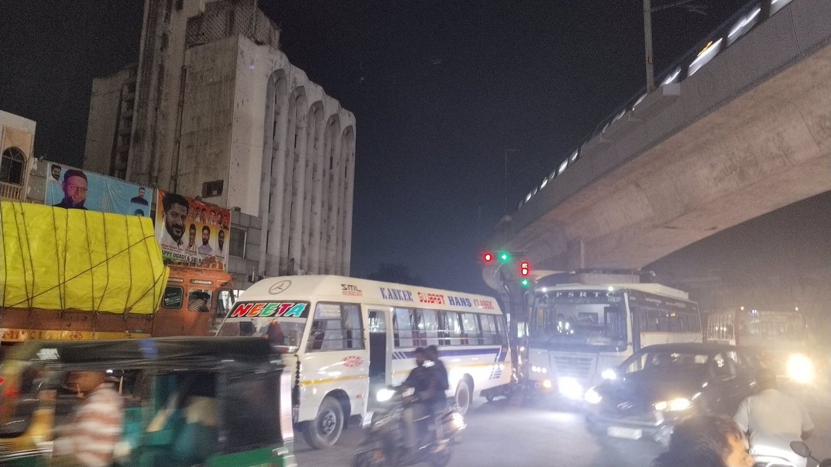 maheshkumar2626's tweet image. Dear Team, 
Don&apos;t know what happened to traffic control today  since today there is lot of traffic no one is there to control tge traffic its 11:15 PM still suffering from traffic.. @HYDTP @shotr_gmahal  at MJ market