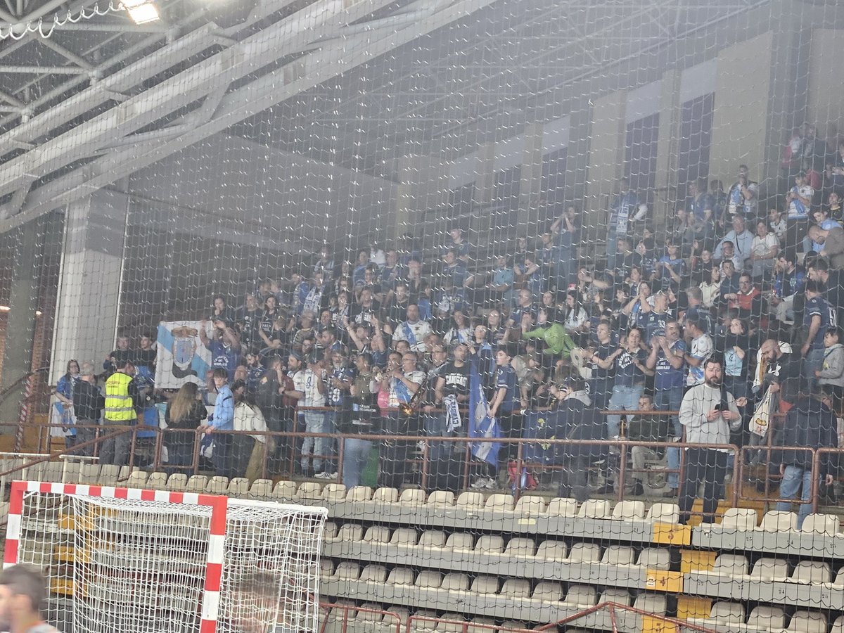 Alex_del_Amo's tweet photo. La afición del Balonmano Cangas metiendo el triple de ruido que la local.... esto es lo que necesita el @ADEMARLEON https://t.co/AYniZ31i75