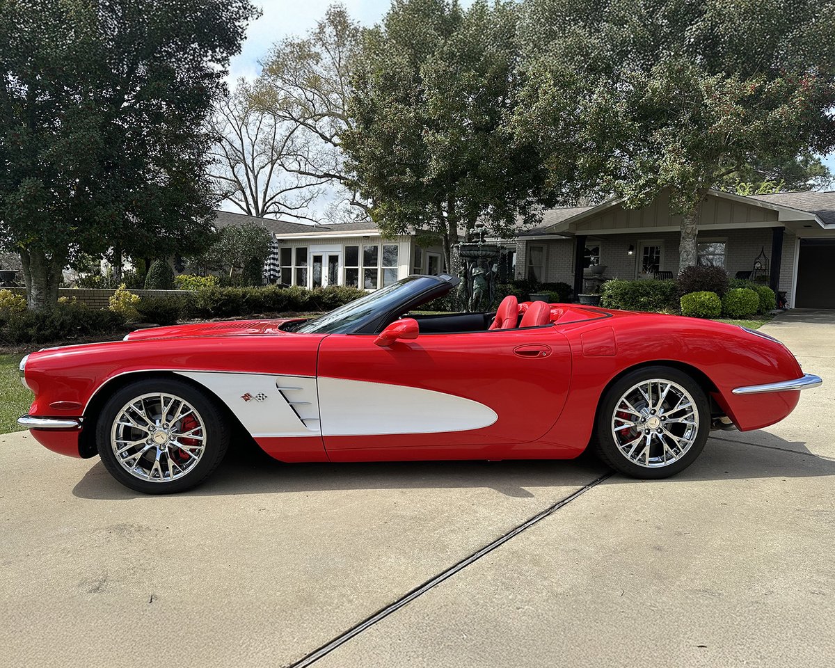 Barrett_Jackson's tweet image. This #RetroVettes C1 conversion is a one-owner #convertible  and retains the factory-equipped #2LT package. Selling with No Reserve at the 2025 #PalmBeach Auction, April 24-26 at the South Florida Fairgrounds. 

Learn more: bit.ly/PB25TW-2000Che…