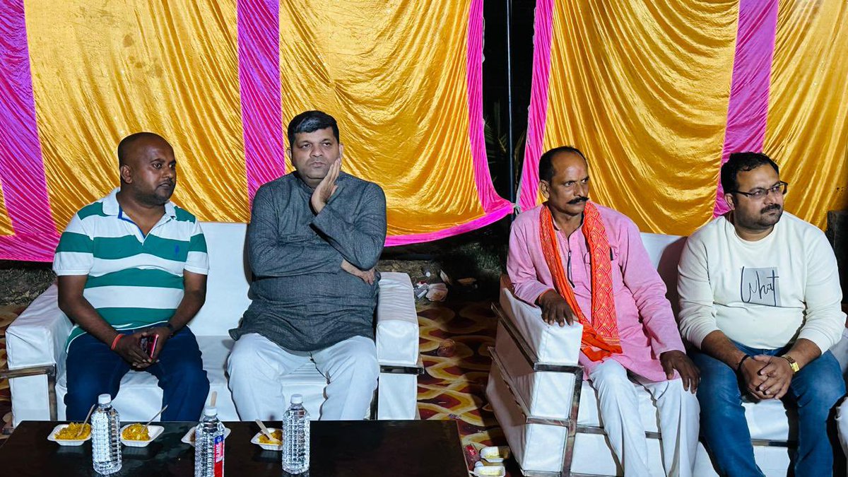ErAshishSPatel's tweet photo. आज जनपद मीरजापुर के ग्राम भिलगों, पोस्ट मोहनपुर, विकासखंड पहाड़ी में भाजपा नेता श्री सच्चितानंद दुबे (चंदन दुबे) जी की माताजी स्वर्गीय उर्मिला देवी जी के निधनोपरांत उनके आवास पर आयोजित तेरहवीं कार्यक्रम में सम्मिलित होकर पुष्पांजलि अर्पित की एवं श्रद्धांजलि दी। साथ ही शोकाकुल परिवार से मिलकर दुःख साझा किया और शोक संवेदना व्यक्त की।
