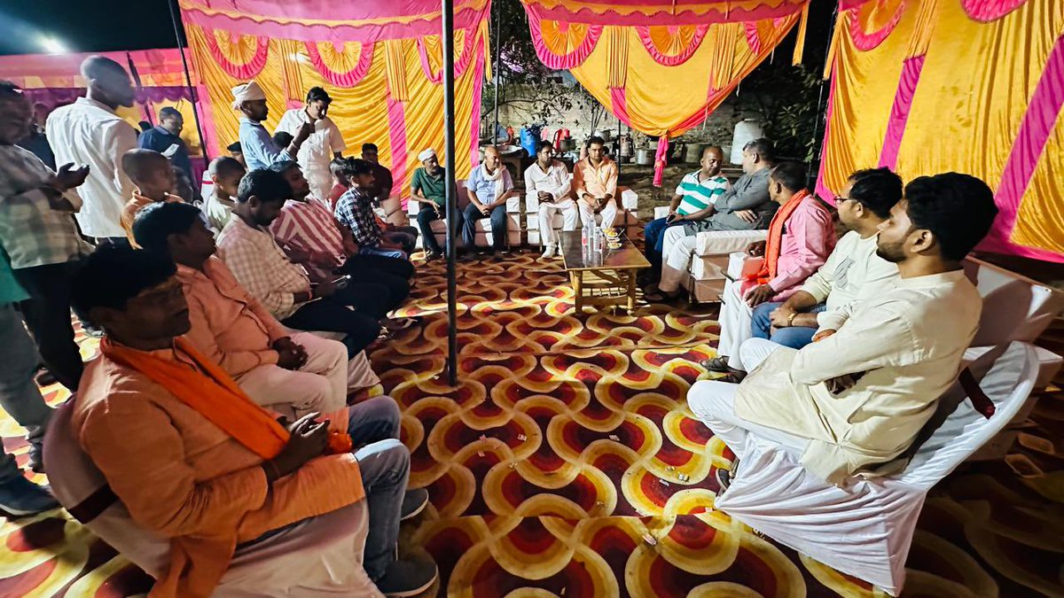 ErAshishSPatel's tweet photo. आज जनपद मीरजापुर के ग्राम भिलगों, पोस्ट मोहनपुर, विकासखंड पहाड़ी में भाजपा नेता श्री सच्चितानंद दुबे (चंदन दुबे) जी की माताजी स्वर्गीय उर्मिला देवी जी के निधनोपरांत उनके आवास पर आयोजित तेरहवीं कार्यक्रम में सम्मिलित होकर पुष्पांजलि अर्पित की एवं श्रद्धांजलि दी। साथ ही शोकाकुल परिवार से मिलकर दुःख साझा किया और शोक संवेदना व्यक्त की।