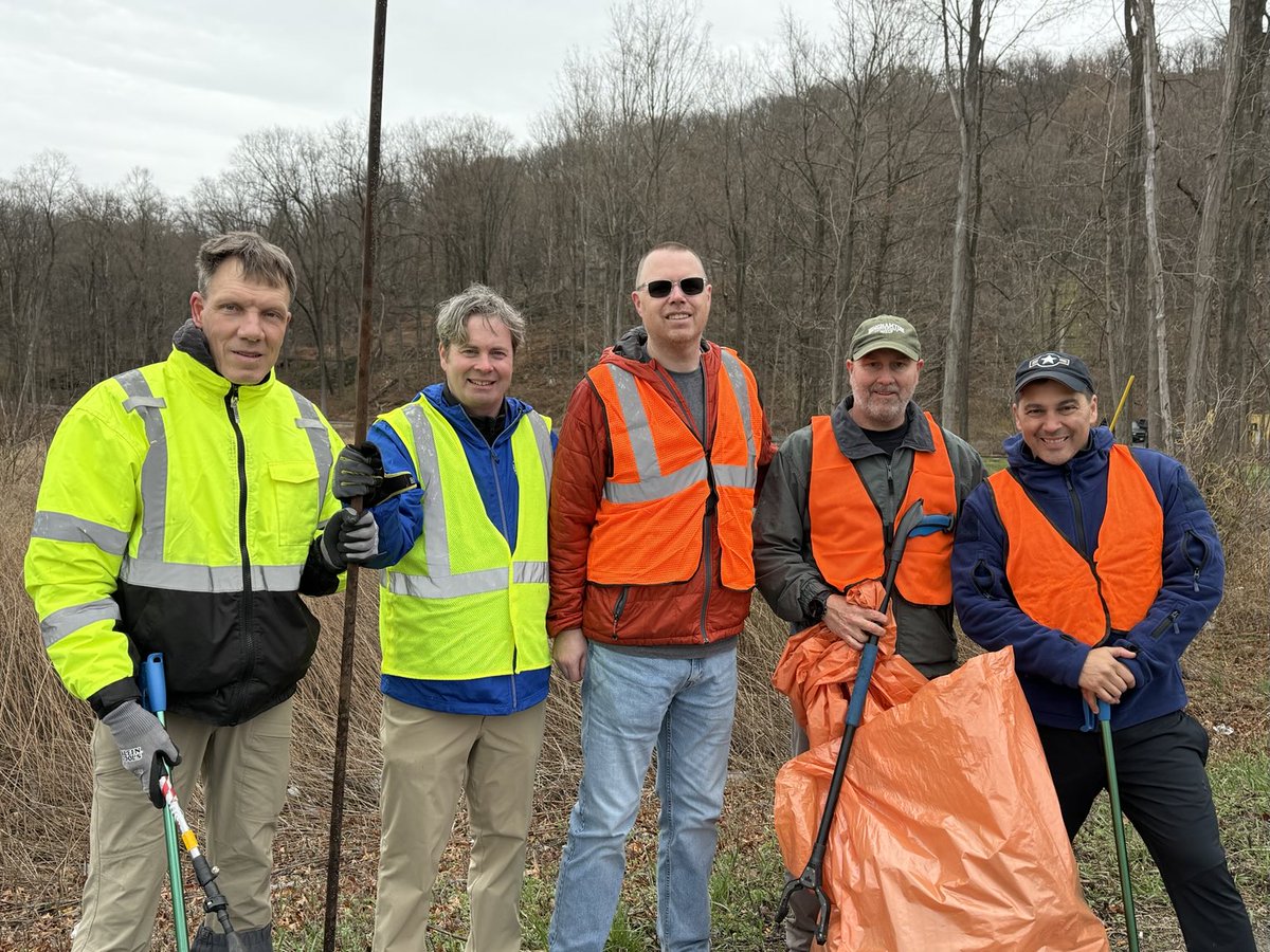 FSD1776's tweet photo. Thank you volunteers for helping us cleanup the Fishkill Supply Depot #RevWar site and bring honor to those resting in its sacred burial ground! ⁦@FishkillTownNY⁩ ⁦@5thNY1⁩ ⁦@HRVInstitute⁩ ⁦@W3R_US⁩ ⁦@NRHP⁩ ⁦@scenichudson⁩ ⁦@hhlt_org⁩ https://t.co/JUN22tLNFx