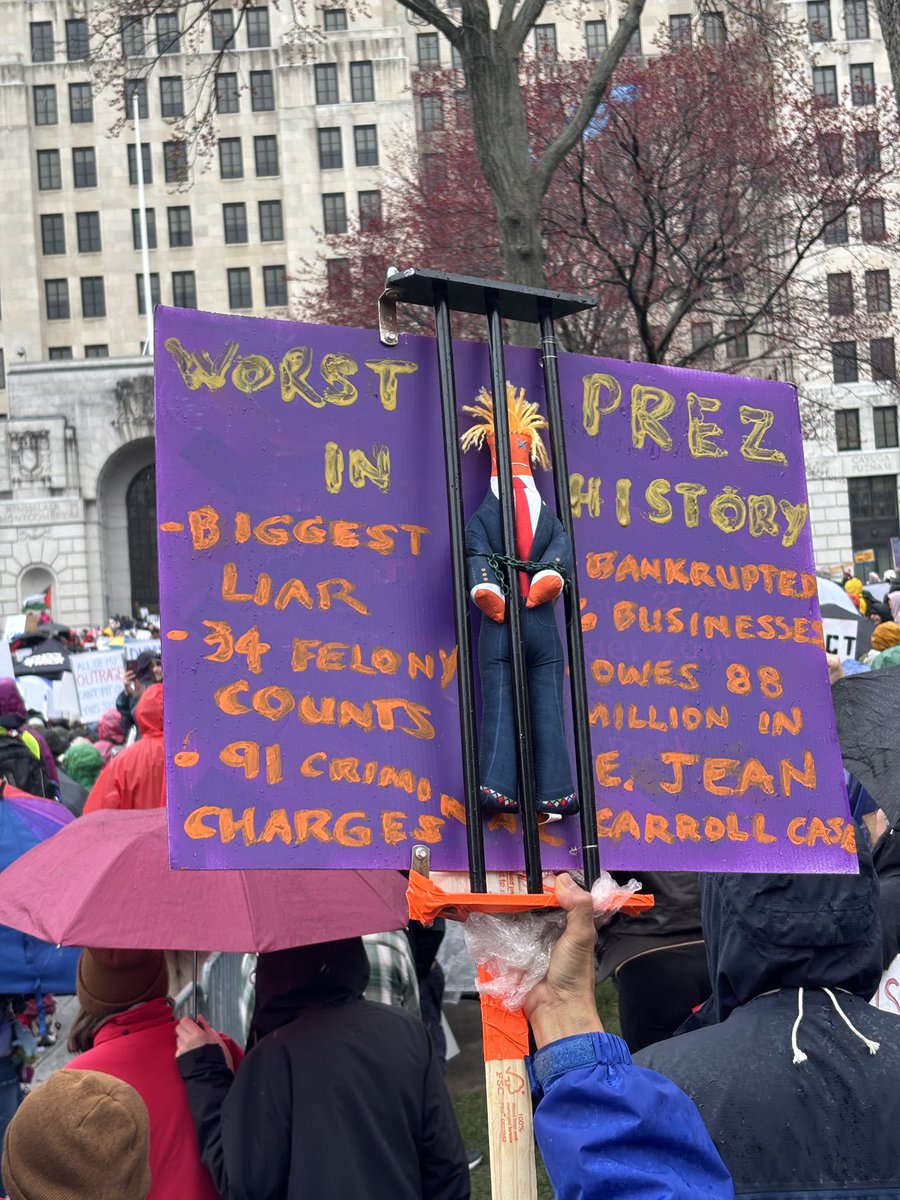 ActorBenCurtis's tweet photo. This is what democracy looks like 🇺🇸 #NOkings 👑 #handsoff #riseup #mobilize #impeach #elon #trump #mobilizeus #dumptrump #elonmuskgo #albany #albanyny #AlbanyProtest https://t.co/Y0BVul6Jtp