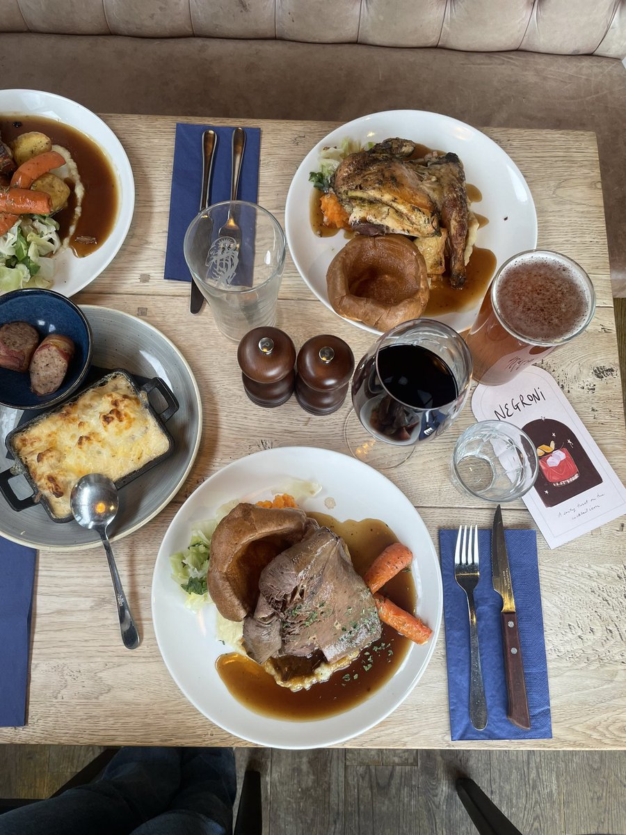 The best way to end the week - on a delicious note ! Link in our bio to book a table for tomorrow ✨

#sundayroast #weekendmust <a href="/YoungsPubs/">Young's Pubs</a> <a href="/caitlinspubs_/">caitlinspubs_</a>