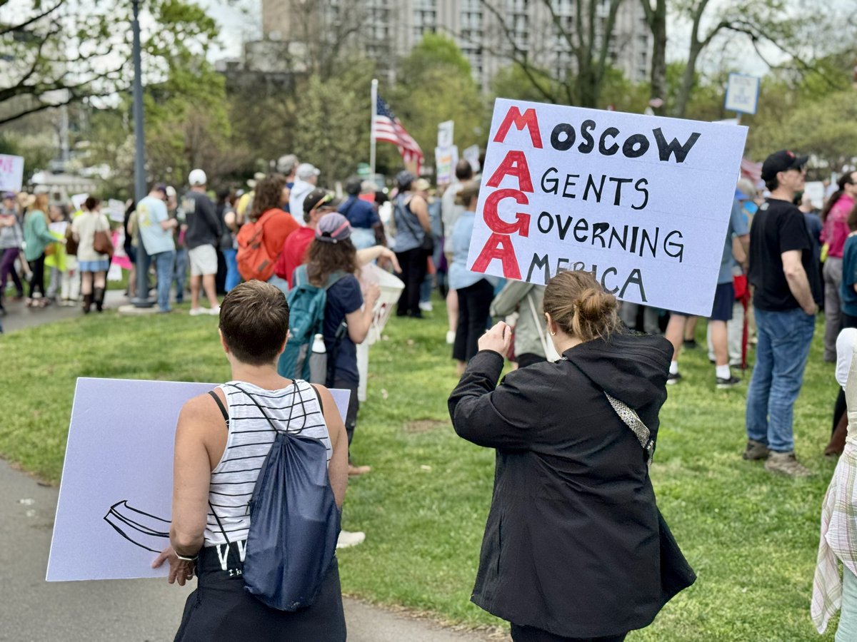 PhilNvestigates's tweet photo. Scenes from Nashville’s #HandsOff2025 protest at Centennial Park. 4/ https://t.co/L7A1M5gETS