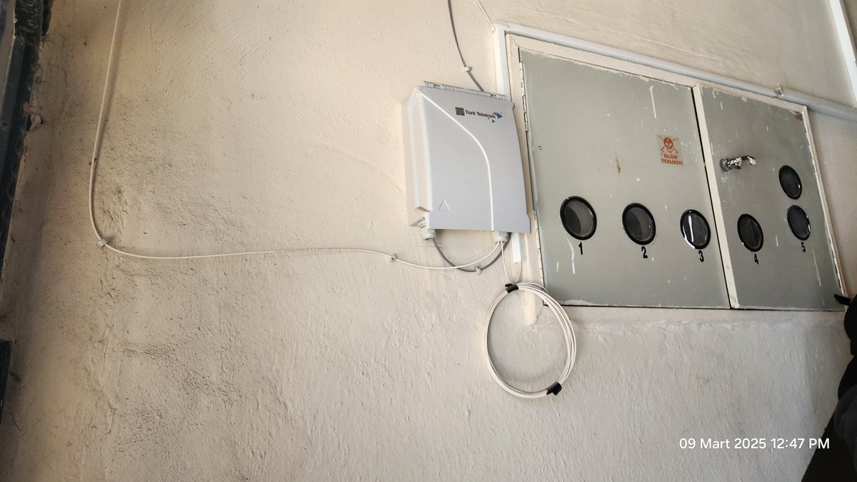 asuapoa's tweet photo. @TurkTelekom @tivibu SİKAYETİM VAR 10 yildan fazla @TurkTelekom  vdsl müşterisiyim fakat bitmek bilmeyen IP alamama  yüzünden son 3 aydır Mağdurum. Evime 5metre mesafede Gpon fiber kutuvar yan binada bende yok . Acil çözüm bekliyorum sayın yetkililer. tivibu var tv izleyemiyoruz. https://t.co/O8IjfF4FBJ