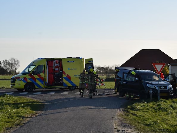 Motorrijder deels onder auto na botsing, Stoofweg Noordwelle afgesloten
