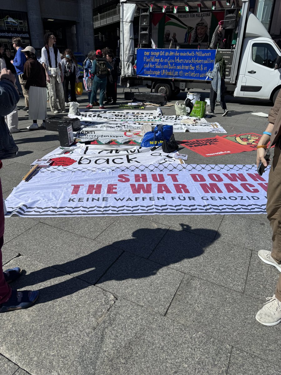 LoveGuerillero's tweet photo. 🖤❤️#Köln #k0504 heute hat sich die Pali Mischszene und sog. Linke , ich bezeichne sie lieber als Insta , Tic Toc Life Style ,,Revoluzzer“ anlässlich des ,,Tag des Bodens“ auf dem Bahnhofsvorplatz versammelt um die üblichen Märtyrer und Opfermythen zu ,,feiern“ und ihrem immanenten eliminatorischen Israel und Judenhass freien Lauf zu lassen mit Parolen wie ,,Yalla Yalla Intifada“ was nicht anderes bedeutet als den globalen Aufruf zum Mord an Juden bedeutet um ganz präzise zu sein ,,abschütteln“ was die genaue Übersetzung von Intifada bedeutet. Selbstverständlich haben wir das ganzen mit unserem Gegenprotest begleitet.
#GegenJedenAntisemitismus
#FreeGazaFromHamas #BringThemAllHomeNow
🇮🇱✡️🧡
@watchingyou81 @KoeAntifa161 @AntifascistaBRS @161debunk @Tanja_161 @klarekante_cgn @CityofHopeKoeln @ASB_NRW @bga_koeln @leah_youn @MartinHeil9 @bgabonn @soerenhabet @yoga_and_more @KolnOmas