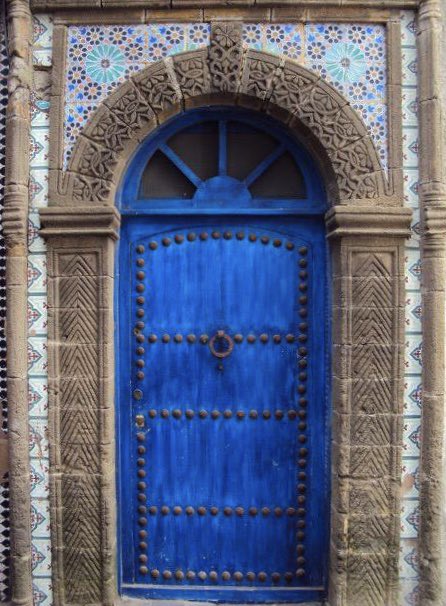 KMedrek's tweet image. Behind the modest exteriors of #Moroccan_houses lies a hidden world of breathtaking beauty. Just a few steps inside, you’re immersed in the splendor of #Moroccan_architecture - a mesmerizing fusion of intricate #mosaics, graceful arches, and vibrant colors. #Riads #Marrakesh #Fes