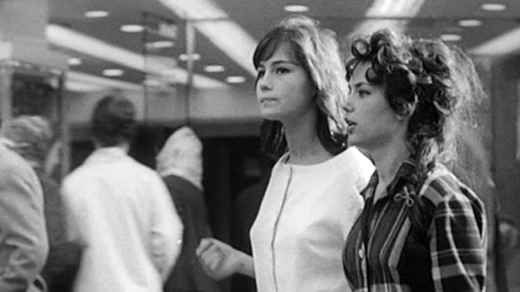 Qué verdadera maravilla Adieu, Philippine (1962). Y qué placer poder verla en pantalla grande en el marco del #BAFICI. Vivir la vida, el amor y la aventura más de allá de la sombra omnipresente de la guerra. Una genialidad formal y temática de Rozier