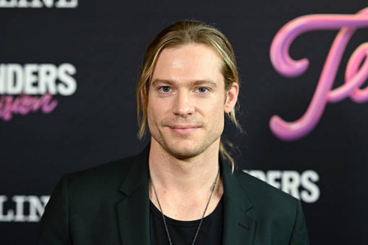 iwtvupdates's tweet image. Sam Reid looks beautiful at the #DeadlineContenders television event!