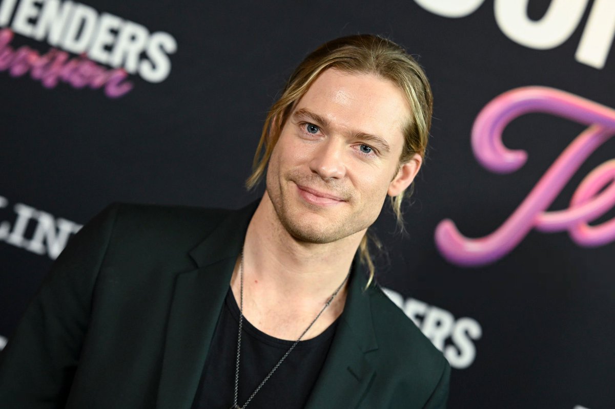 iwtvupdates's tweet image. Sam Reid looks beautiful at the #DeadlineContenders television event!