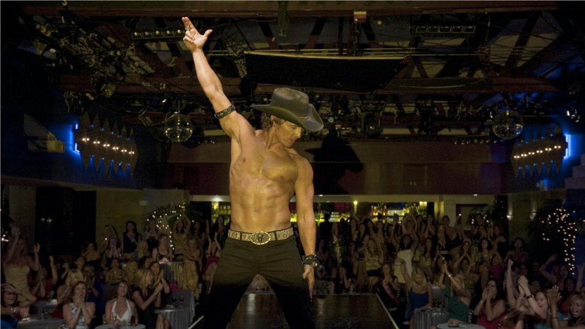 Cine_maniac's tweet image. Pour illustrer l’éclectisme de Soderbergh… Je vote pour Magic Mike (2012) avec ce magistral  strip-tease final de Matthew McConaughey… (scène culte que l’acteur avait demandé au réalisateur de rajouter au scénario…)
 #SondageStevenSoderbergh
@merlinpapin3 @tbarnaud 
PS.
Un…