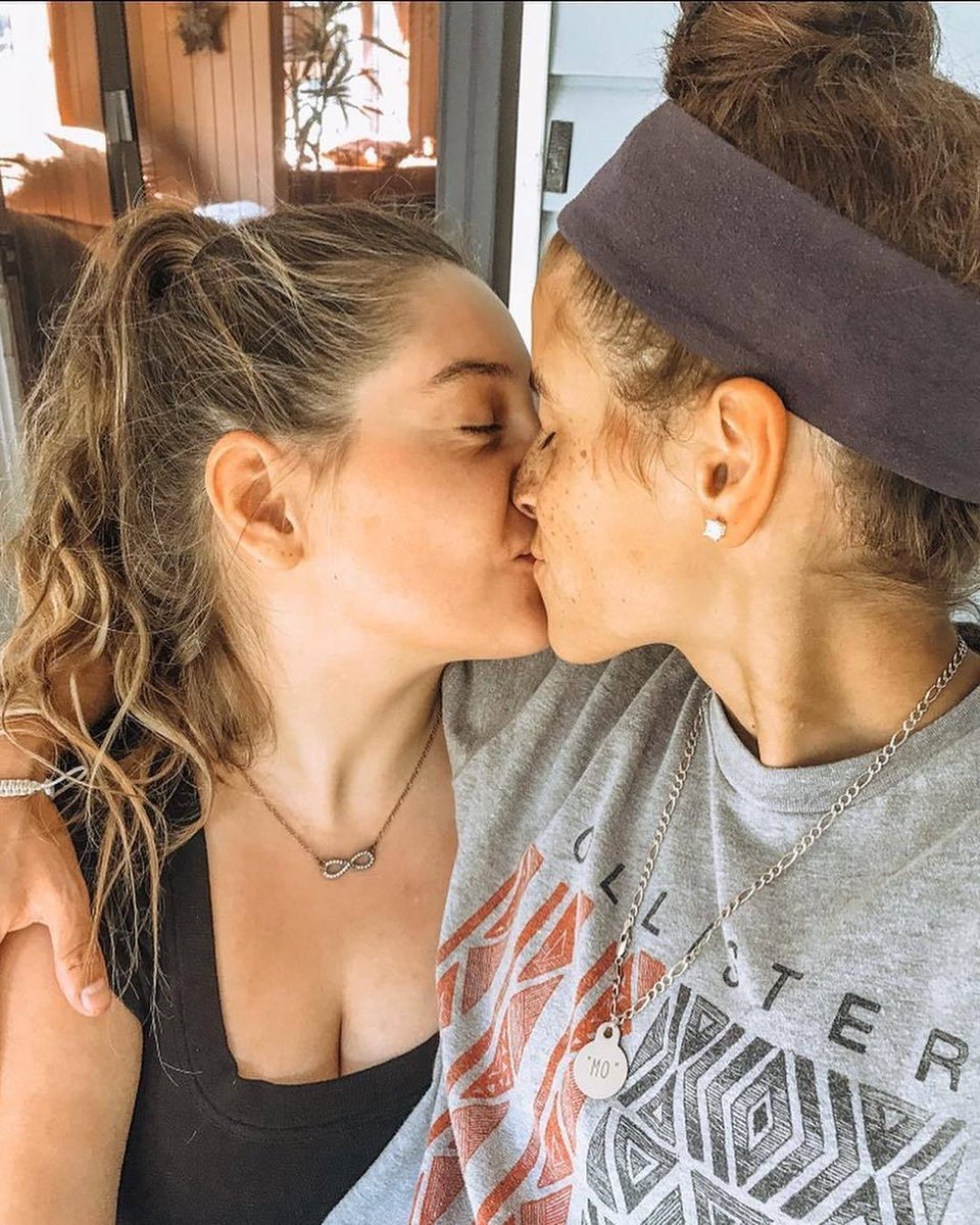 IntimateGFriend's tweet photo. #lesbians #girlskissgirls #lesbianlove https://t.co/qEGQbxNODI