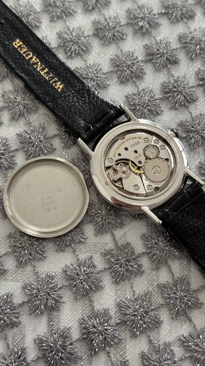 Disponible à la vente :

Wittnauer Genève 🇨🇭 

Boîtier acier 33mm. État neuf de stock. Cadran tapissé losanges. Couronne cabochon. 
Remontage manuel Peseux 7040 révisé 
Vendue avec pochette de voyage générique 

250€ fdpi 📨