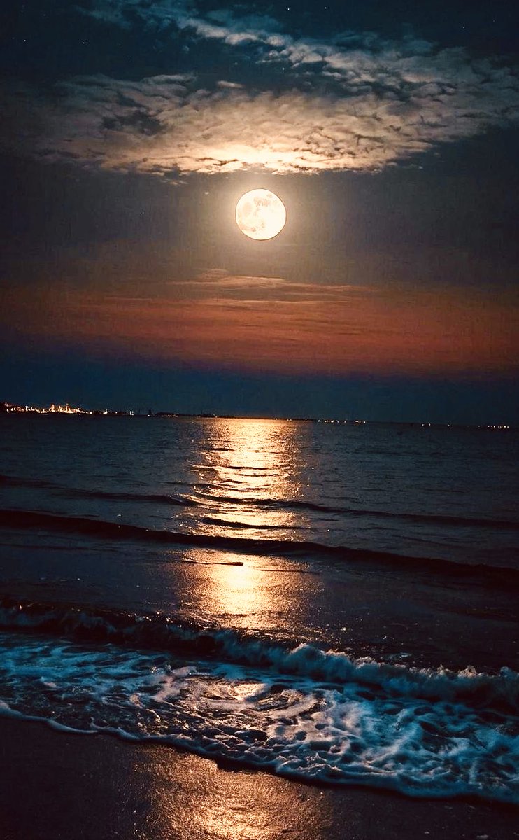 Moonlight is the lantern of our dreams!
#photos #night #moonlight #beach