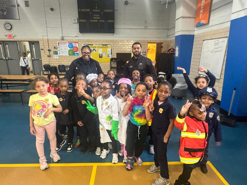 Neighborhood Police Officers Barbee and Barksdale attended CAREER DAY at Detroit Premier Academy! Students participated in push up contests with officers and school staff, received prizes and handouts, and more! 

#thesensationalsixthprecinct🚔🚨