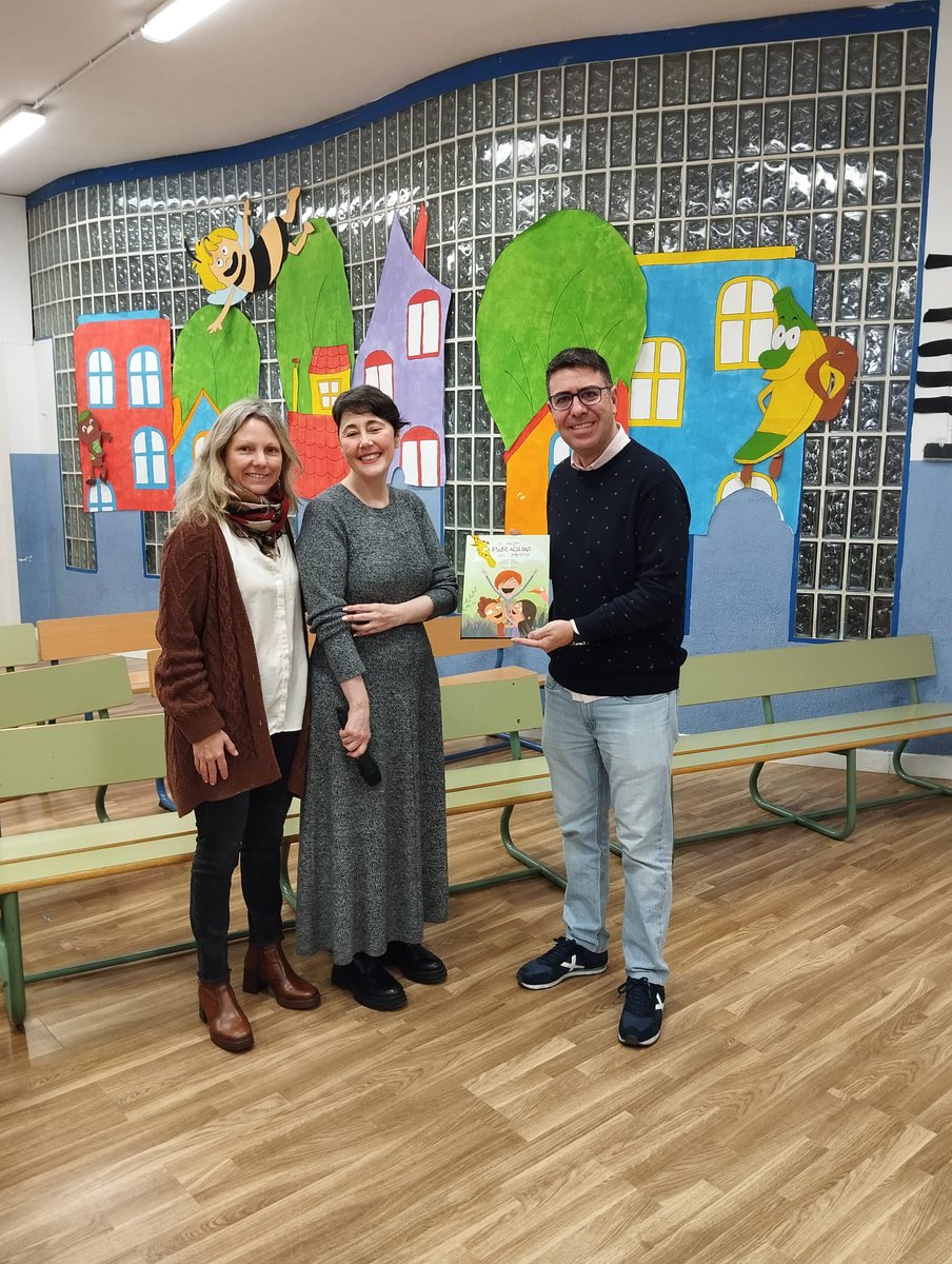 El 26 de Marzo volvimo a compartir el cuento de El MEJOR PARAGUAS DEL MUNDO con los alumnos del Colegio Valdés Leal de Sevilla. 

Una vez más tuvimos una gran acogida tanto por parte del alumnado como de profesores y dirección. 

Agradecidas siempre.💜