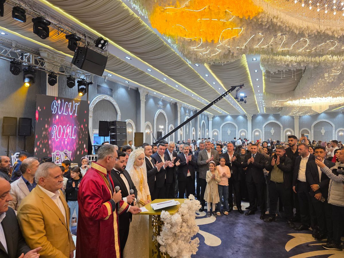 Davizan ve Felhan ailelerinin mutlu günlerinde yanlarında olup, şahitlik ettik…

Evlenen kardeşlerime iki cihan saadeti diliyorum..