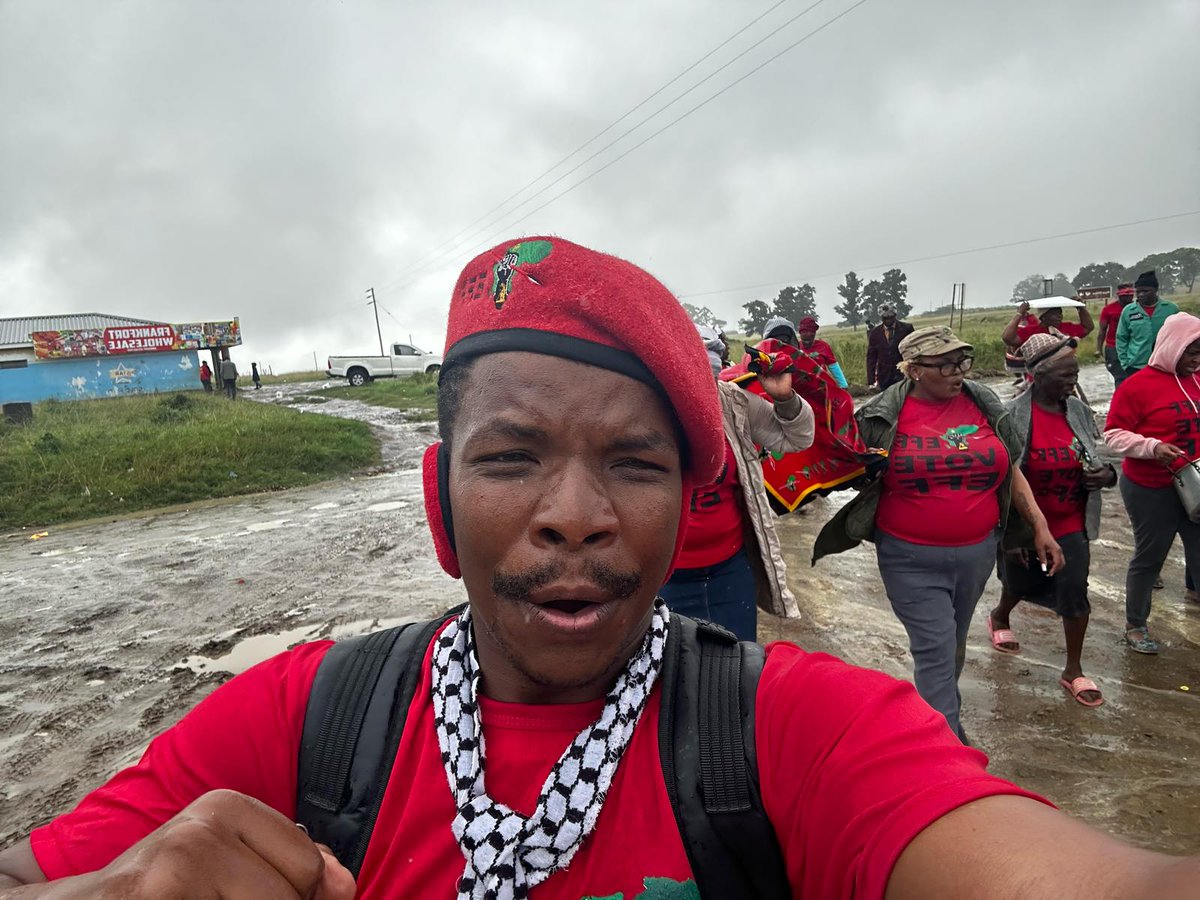 Cde_MM_Mandela's tweet photo. At work , asilali! We’re not just working for ourselves, but for the @EFFSouthAfrica and, most importantly, for the people of South Africa. Soon on my way to Cape Town from King William’s Town, then it’s back home to Jozi. #EFF #ForThePeople #Asilali https://t.co/lyKDzdNOQS