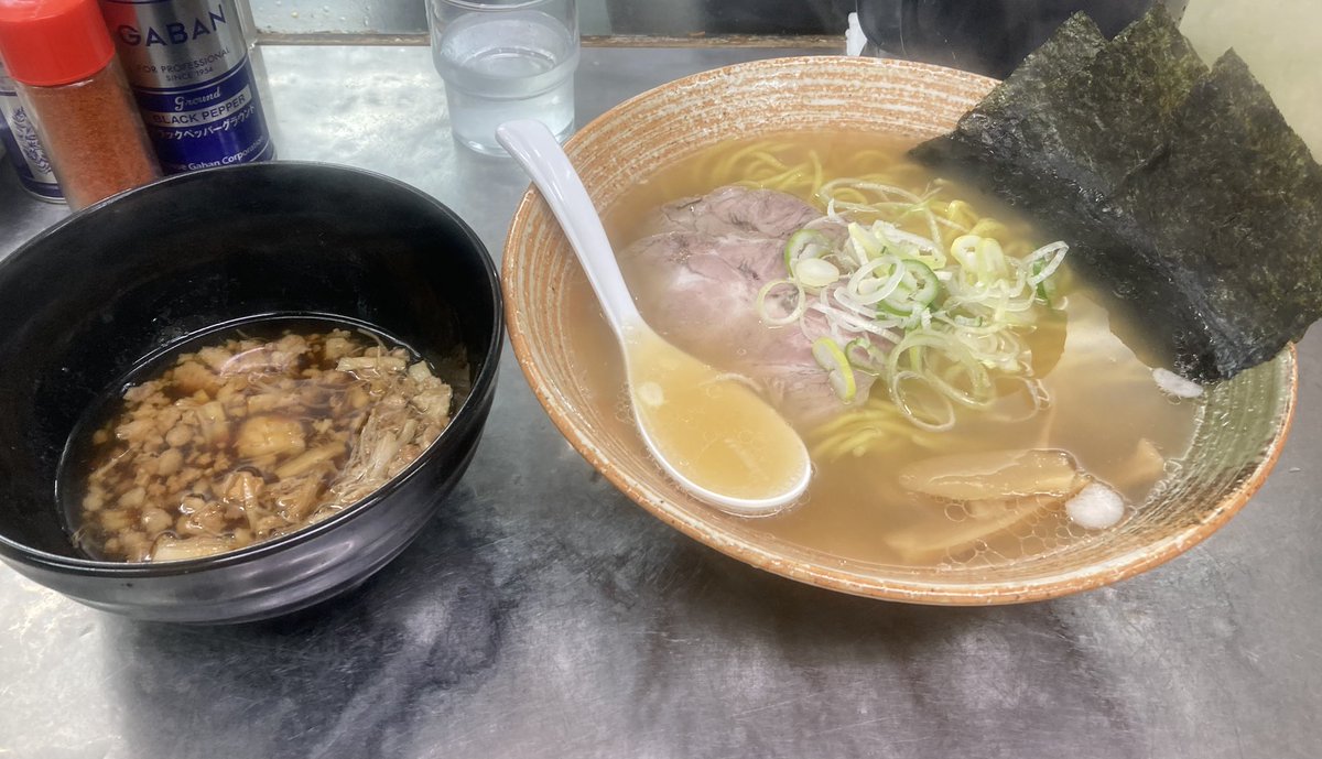 V4Bs4WCcL85H2Sm's tweet image. 覆麺智さんにて「俺の中華そば♡かわいがりの日」蝦夷巾着貝&金目鯛出汁の悪い奴つけそばを食す🍥
市場にあまり出回ることがない希少食材と分厚い魚介出汁で構成された濃ゆい奴✨蝦夷巾着貝のやわらかな味わいが全体を包み込み、ベースを支える金目鯛との組合せがプラスに作用し合った逸杯🌠旨すぎた👑