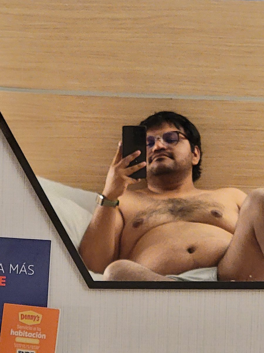 Noches de hotel.
#chubby #tummy
#cruising #gaybear
#mirrornude