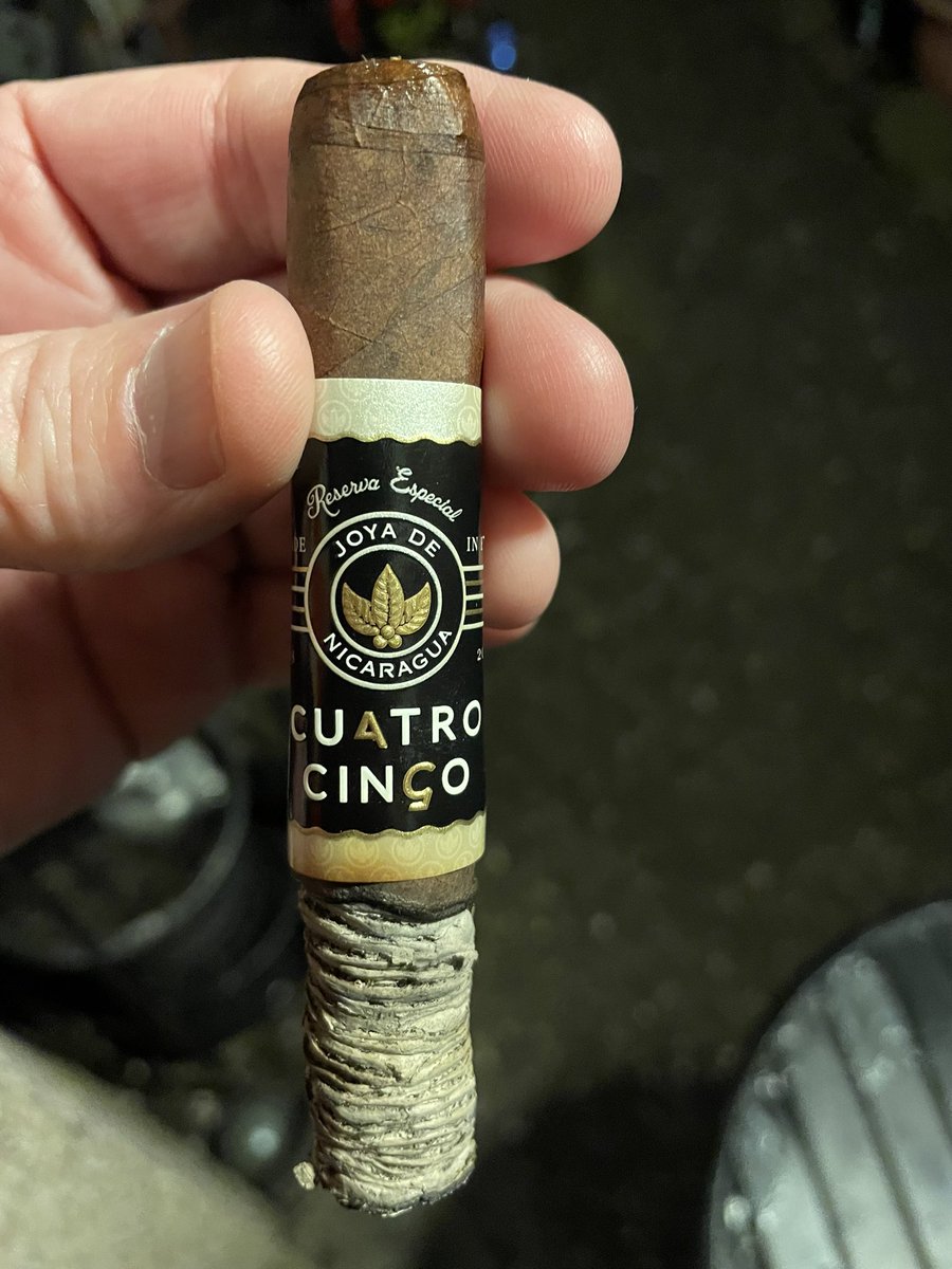 Finishing Saturday off with a <a href="/joyacigars/">Joya de Nicaragua</a> Cuatro Cinco Petit Corona. 🔥💨👊