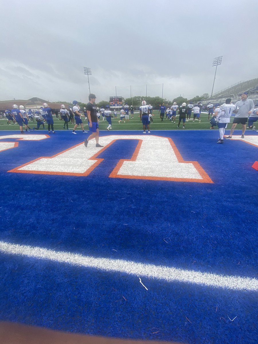 I had a great time at <a href="/HCUFootball/">HCU Football</a> junior day love the energy that they had out there <a href="/CoachAWin/">Aaron Winchester</a> <a href="/Coach_Nesbitt/">Mike Nesbitt</a>