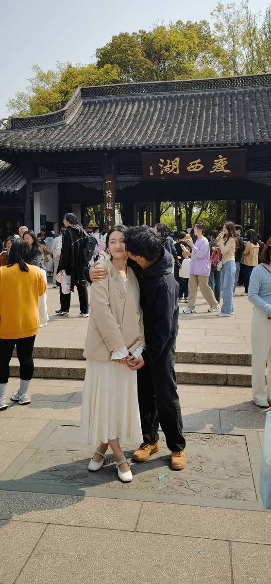 Kent848484's tweet photo. 2005年的清明节，扬州瘦西湖人潮如海，美女如云。 https://t.co/LF7SsL787g
