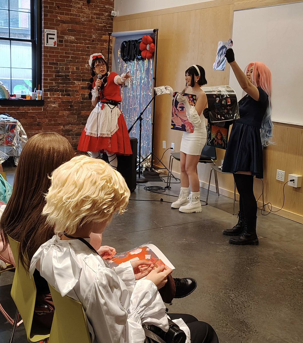 cambrasine's tweet photo. more pics :)
TRAGICALLY I DON'T HAVE SELFIES W THE COSPLAYERS me feeling cute just wasn't in the cards today 😂 https://t.co/6EFifd5or1