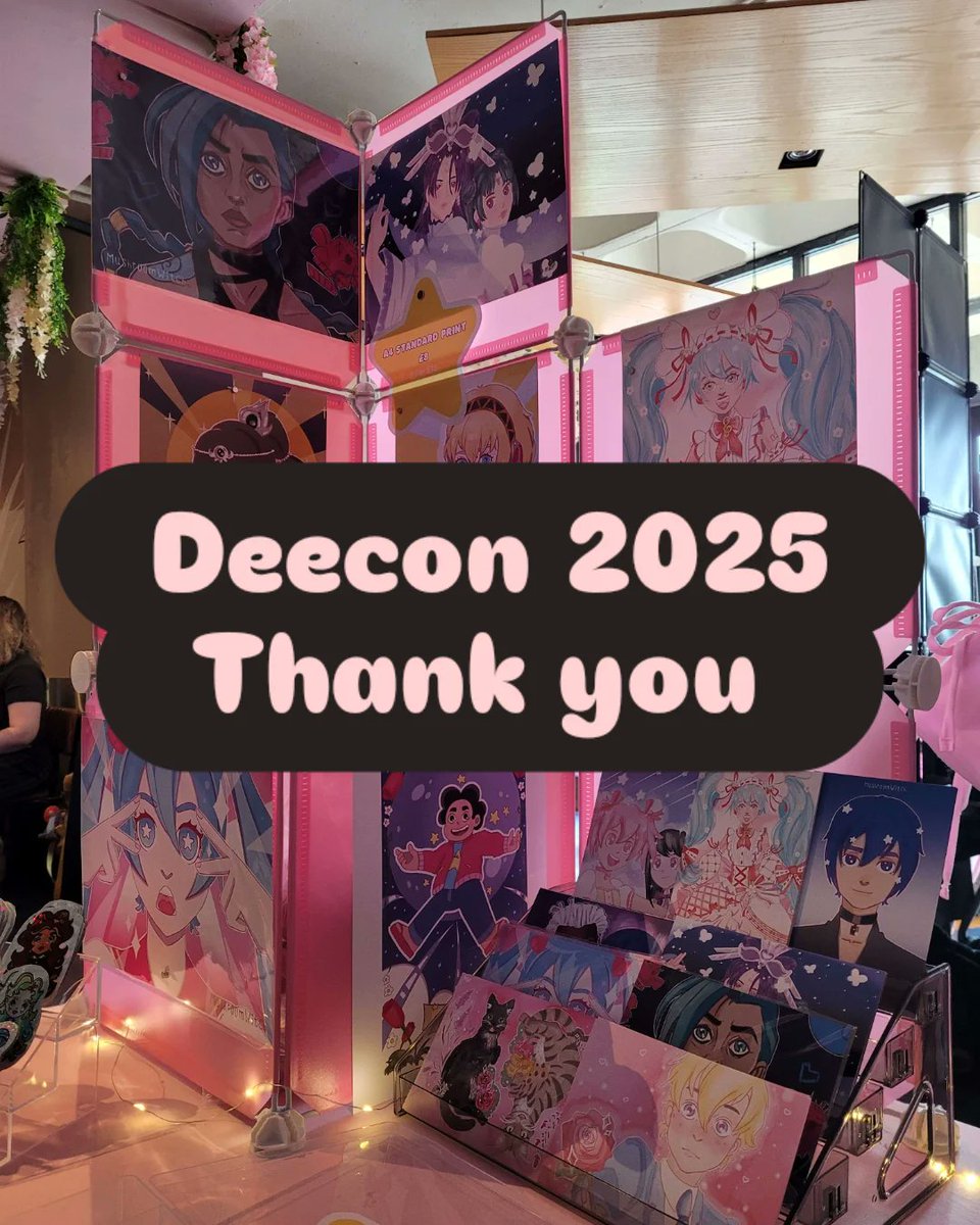 Mushmallows_'s tweet photo. Thank you to everyone that visited my stall at Deecon today! Thank you to the organisers and @federicoripley for supporting and helping me! ๐ I had an amazing day! Time for rest! #digitalartist #fanart #deecon #comiccon #deecon2025 #cuteart #artistalley #artist https://t.co/s6wBE64PKH
