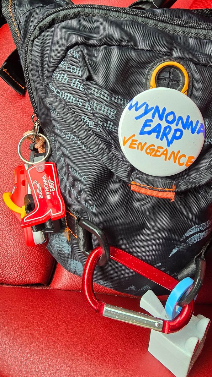 pingubest's tweet photo. I EARP wherever I go ๐ถ๐ปโโ๏ธ
I was at a town event this morning and they had a design-your-own button booth. Of coz, I EARP it up and drew mine ๐คญ. Now this button goes with me wherever I go ๐
#WynonnaEarp #Vengeance https://t.co/hYIXpPqKTv