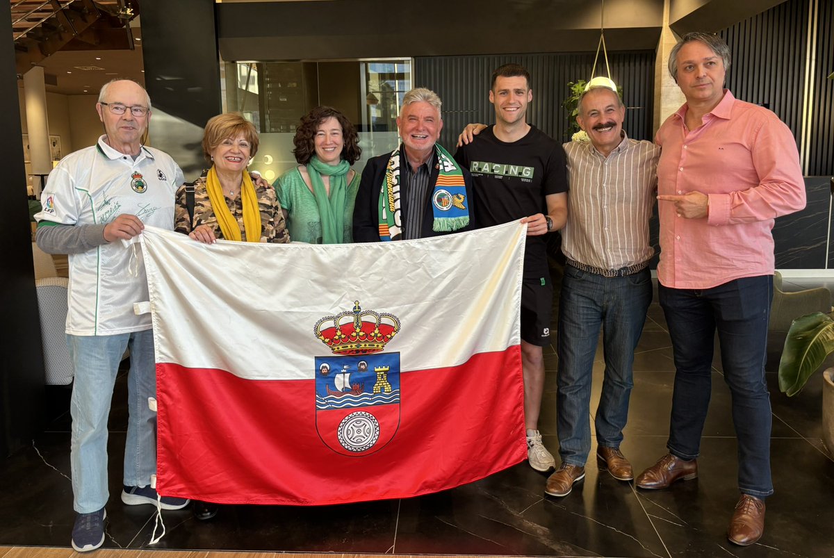 🇵🇱 Representantes de la Casa de Cantabria de Valencia, con Arturo López a la cabeza, visitan a la expedición racinguista. Recibidos por la consejera Miriam Peña y el futbolista Álvaro Mantilla #LevanteRacing