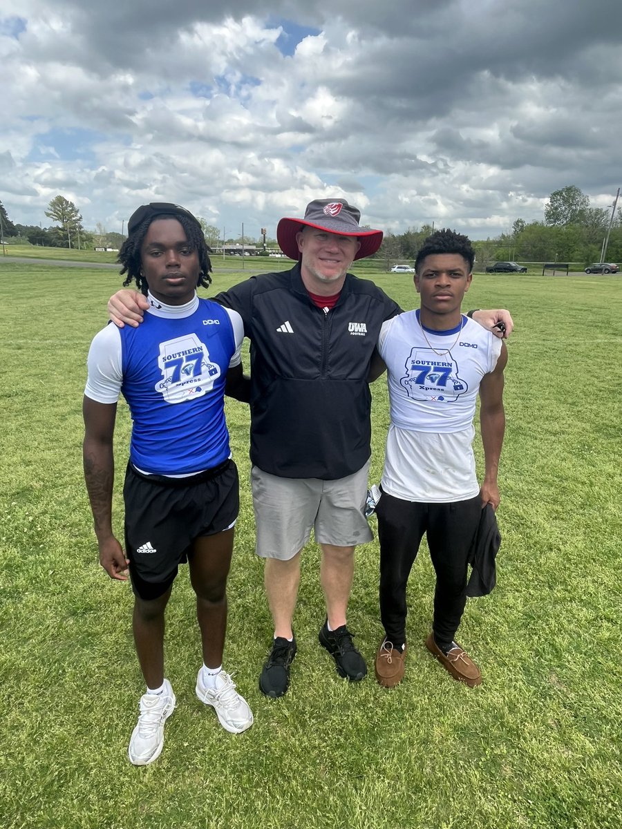 bj_collins1's tweet image. #AGTG after I a great conversation with @CoachYeah I’m blessed to receive my first offer from the university of West Alabama !