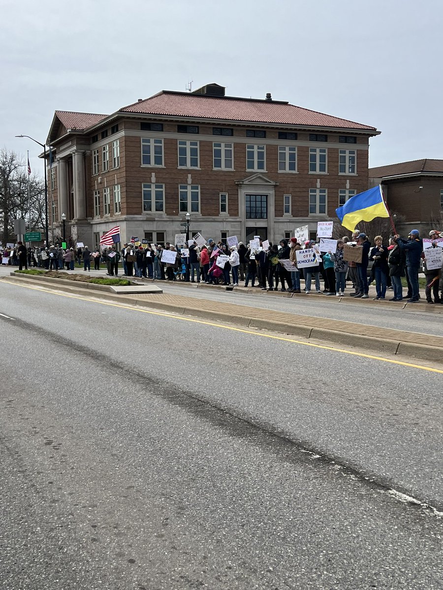 MariaLYoder's tweet image. Amazing turnout in Holland, MI for the #handsoff protest today! Estimated 3 thousand people standing up for doing what is right for our country. @maddow @SenBooker