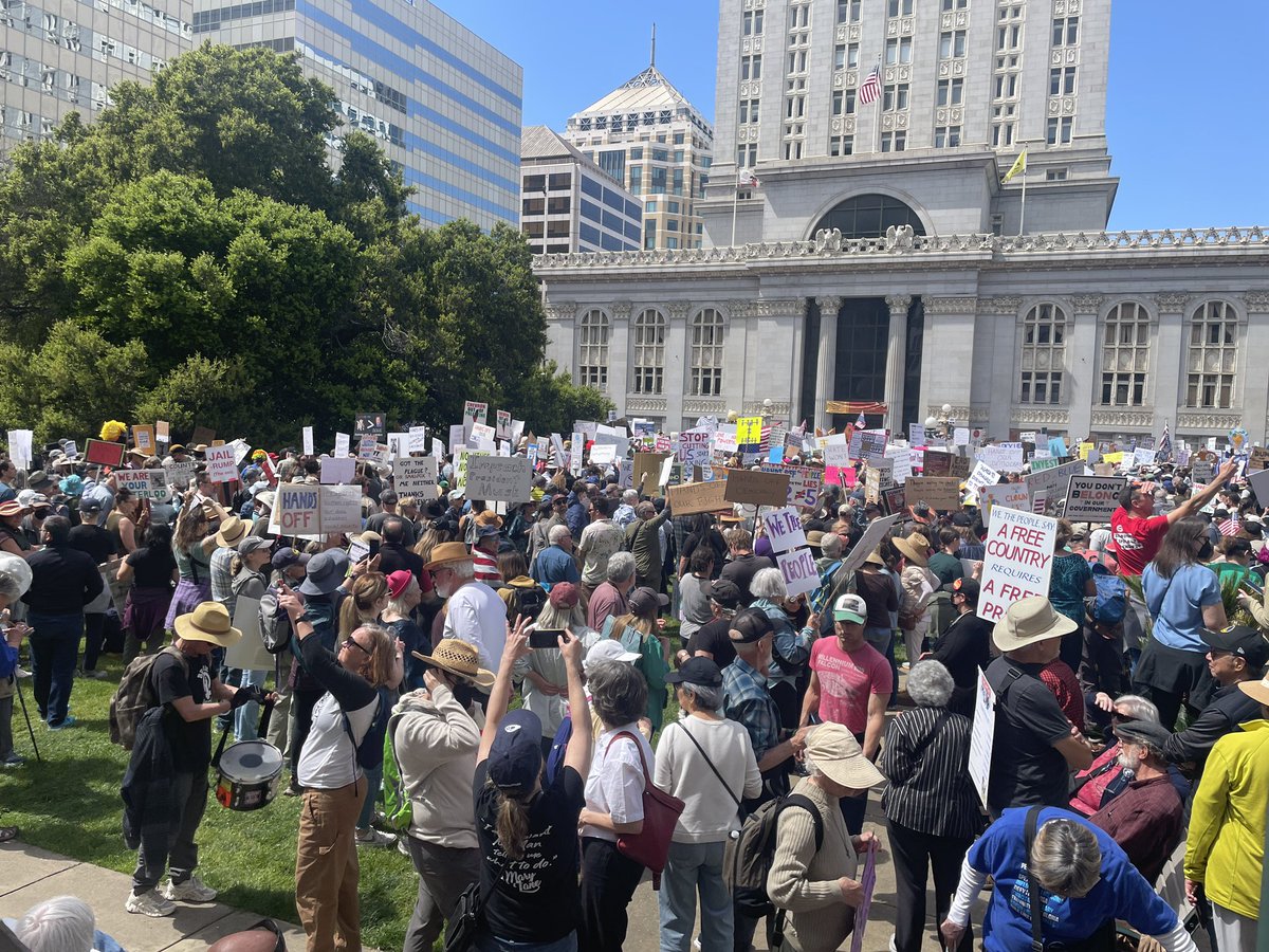 Agent_415's tweet image. The white people are upset. 

I have NEVER seen so many White MEN at a protest. 

This is the exact opposite of #blm 

Hmmmm! 

#April5Protest #musk #HandsOff #HandsOff2025 #oakland