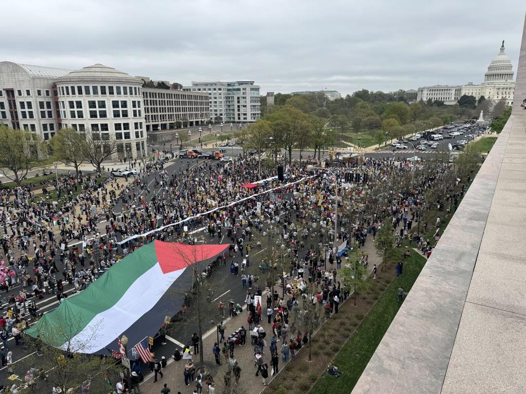 iPotet's tweet image. There are protests against the Trump adminesteration in USA today.