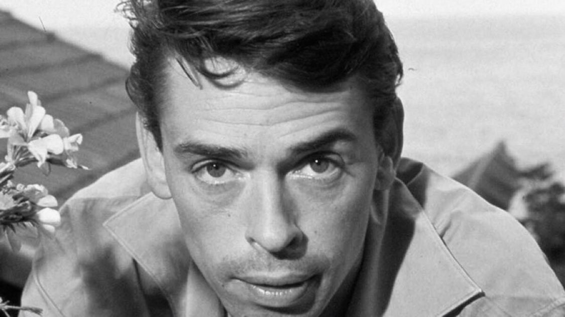 « Vivre, ce n'est pas sérieux ce n'est pas grave, c'est juste une aventure, presqu'un jeu. Il faut fuir la gravité des imbéciles. »
Jacques Brel
