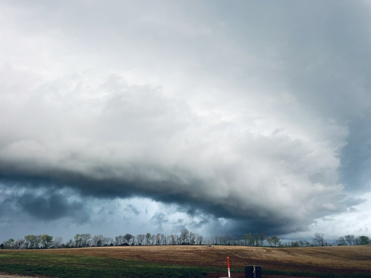 Turbine951's tweet photo. @wxornotBG Looking north in Adairville at 3:52pm. https://t.co/zwZkpGcKl3