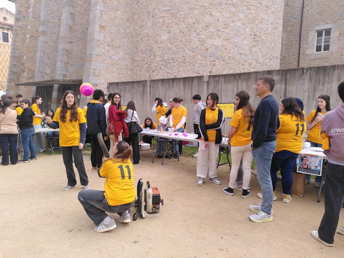 Malgrat els cops de pal des de la política, nosaltres hi som!
Avui alumnes i professors de ciències hem fet ciència al carrer. 
Ha estat genial sentir explicar als alumnes de l’InsCelrà experiments de física i de química (sense fusionar, eh!).
Gràcies CRP per l’organització!!
