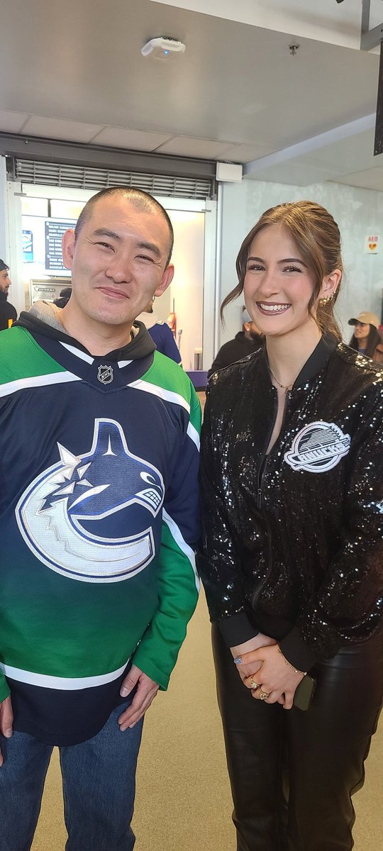 Really appreciate <a href="/Miss_Elizabeth5/">Elizabeth Irving</a> coming down after her performance at today's <a href="/Canucks/">Vancouver Canucks</a> game to say hello and a quick chat. 

#Canucks #VancouverCanucks #GoCanucksGo #ElizabethIrving #ElizabethIrvingOfficial #Anthem #Anthems #AnthemSinger
