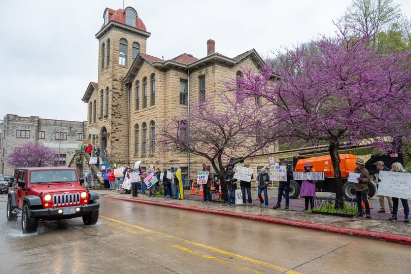 IndivisEurekaSp's tweet photo. Eureka Springs, Carroll County, Arkansas today!
About a hundred folks, in a town of 2,000. Many other Eurekans went over to NWA Hands Off in Fayetteville instead. #arpx #ARNews
#HandsOff2025 #HandsOffOurLibraries https://t.co/bM9x0DUYF4