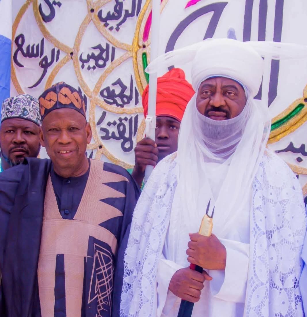 Yau labari ya fito fili – sarki daya ne.
Ganduje bai je wurin Sunusi ba, ya tafi wurin Aminu Ado Bayero. Ai, alama ta fi magana.