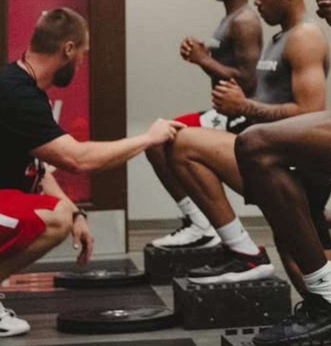 Today was my 1st practice with my high school bball team.

In this thread I’ll recreate my opening conversation and workout with them.

It starts with <a href="/CoachAlanBishop/">Alan Bishop</a>.

Houston has been the biggest outlier in college basketball.

And there’s 1 thing WAY different about them…