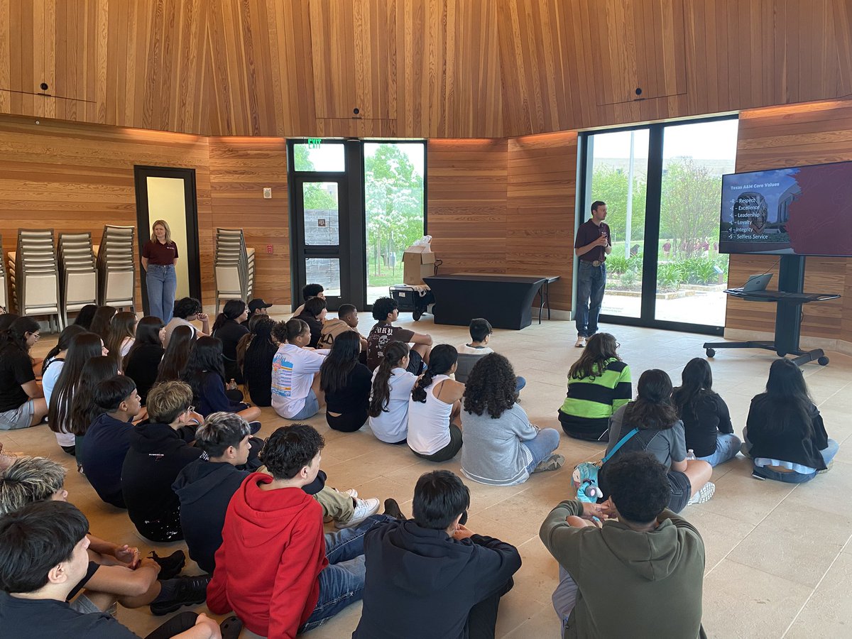 teacher_sigala's tweet photo. 8th grade AVID field trip at Texas A&M university! Our kids learned a lot and had time to reflect on their futures ππ #rosslegends https://t.co/lBAxdYz8EK